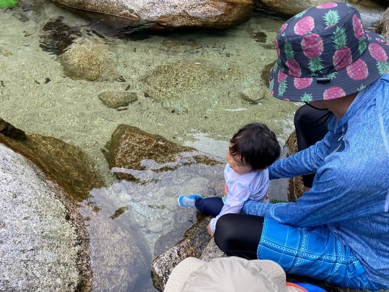 川で遊ぶ子供