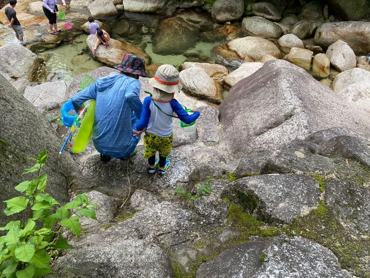 川までは気をつけて降りる